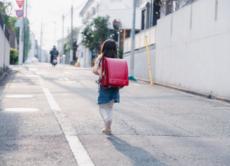 一人で歩いている小学生