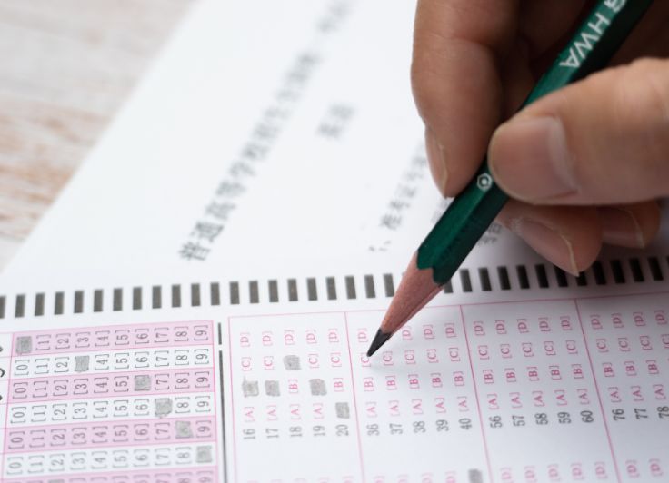 高校受験でマーク回答している様子