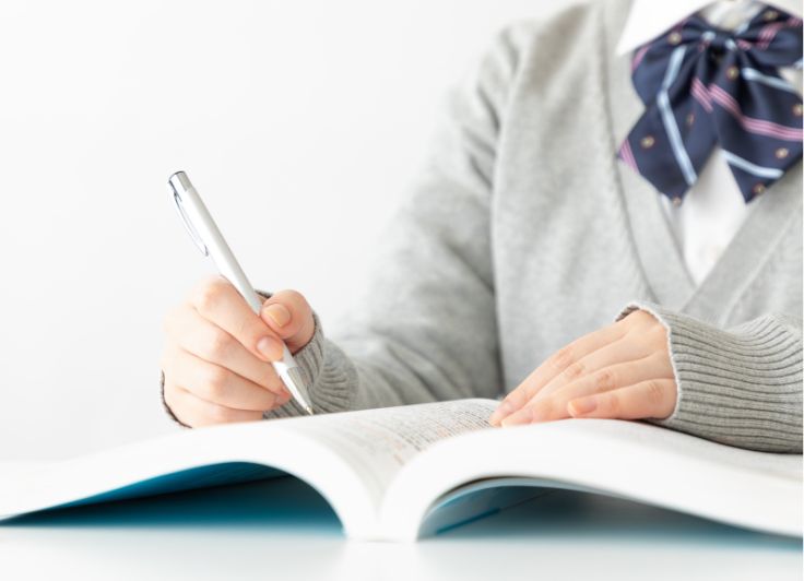 勉強している女子学生