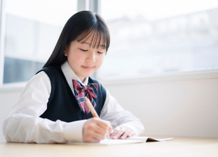 勉強している女子学生