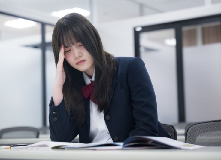 悩んでいる女子学生