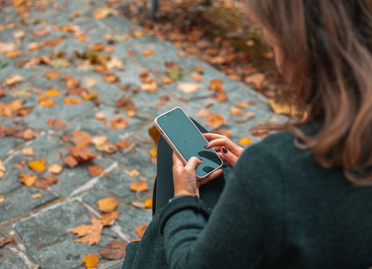 スマホを触る女性