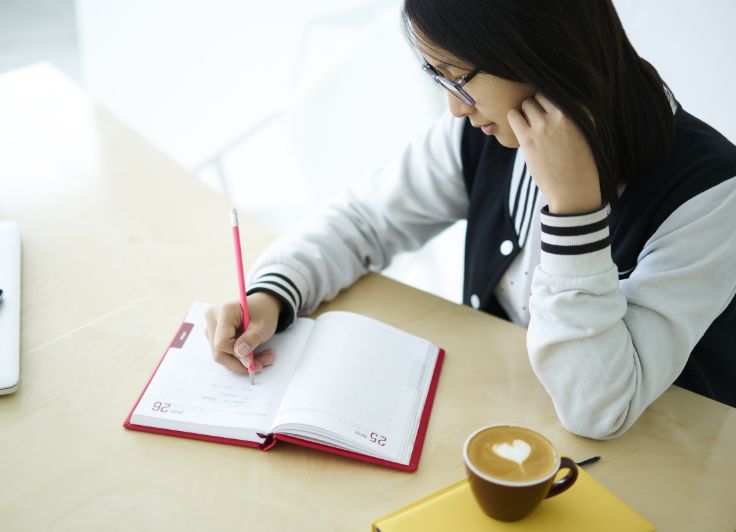 カフェで勉強する女の子