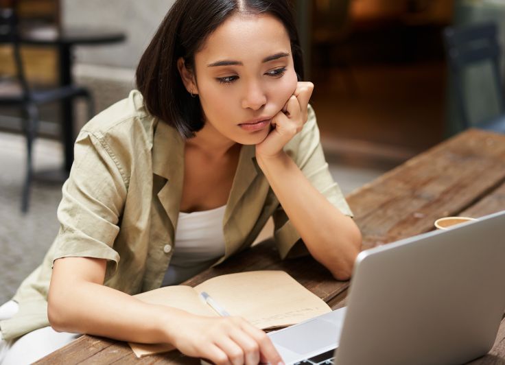 カフェでの勉強に悩んでいる女性