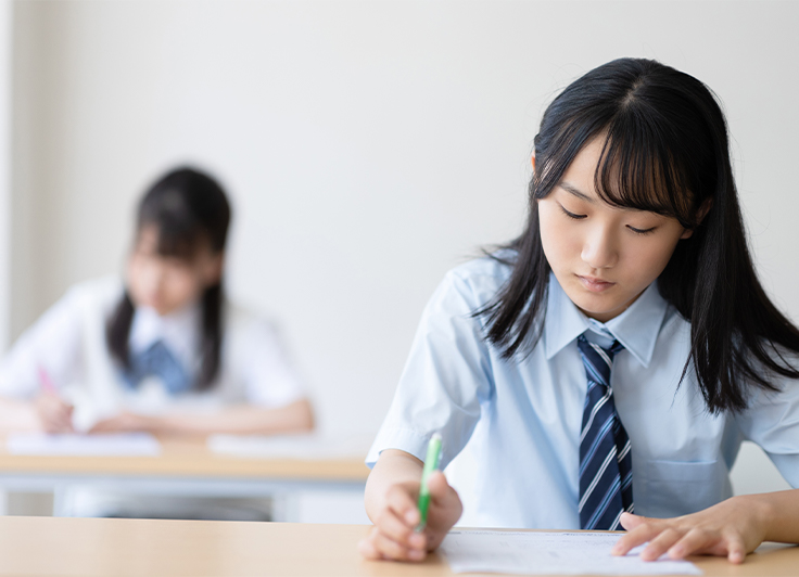 テストを受ける女子学生