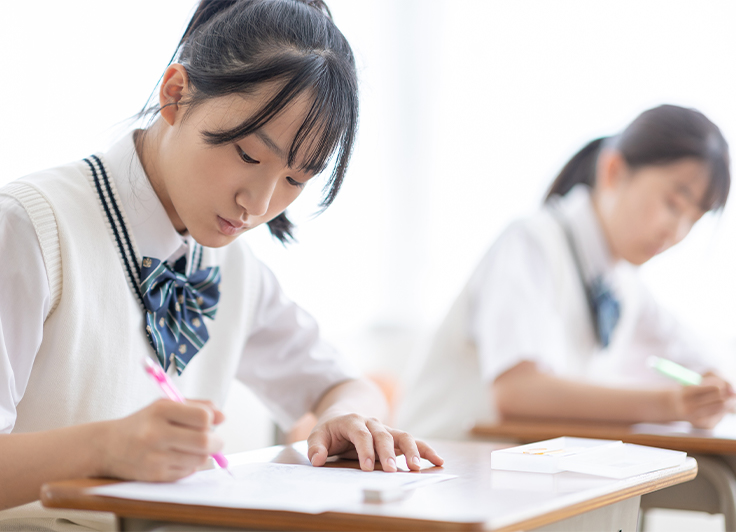 勉強している女子学生