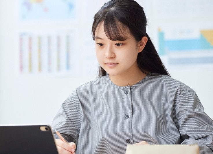 タブレットで授業を受ける女子学生