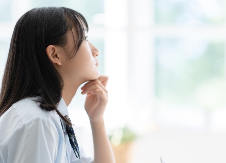 勉強中の女子学生