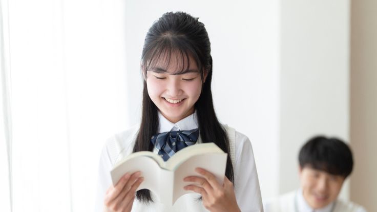 音読をする少女