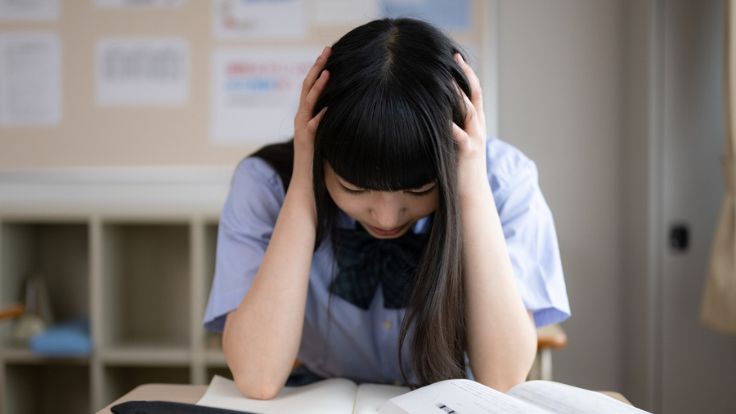 頭を抱える少女