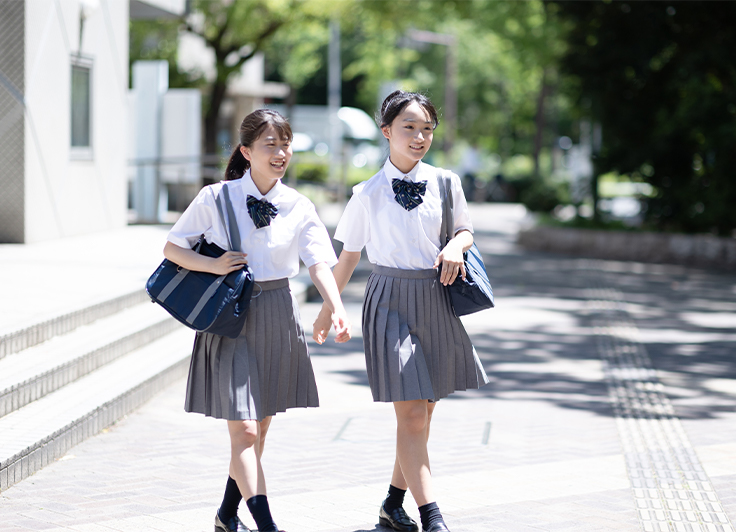 通学する女子高生