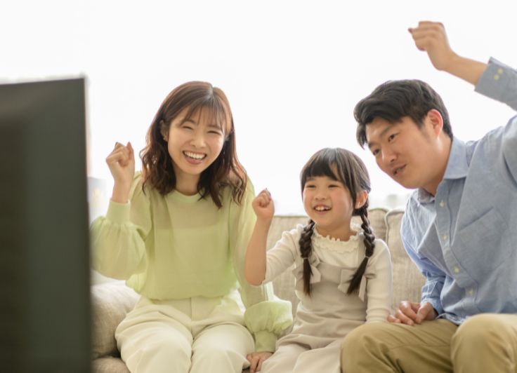 テレビを見て盛り上がる親子