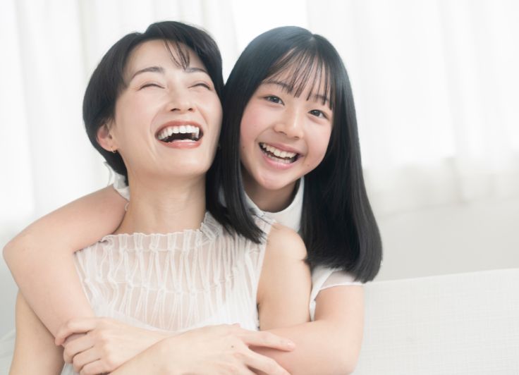 笑顔で抱き合う親子