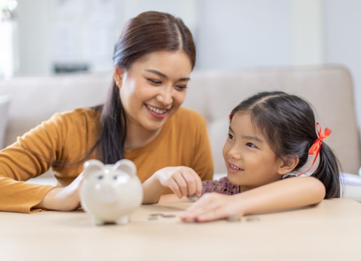 一緒に貯金する親子