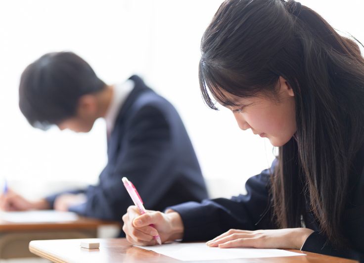 勉強する中学生