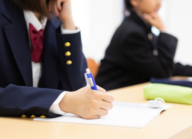受験勉強する中学生