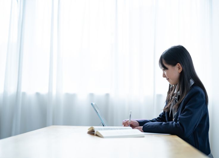 勉強している女子学生