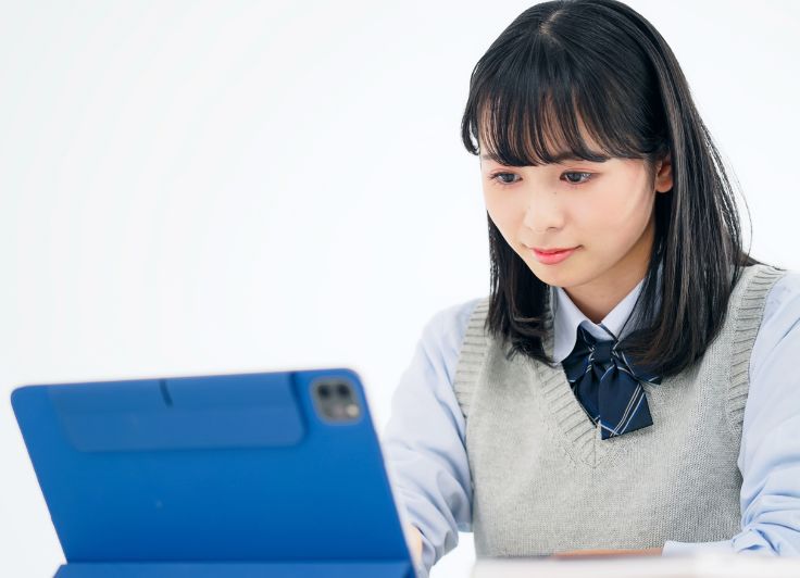 タブレットで学習する女子学生