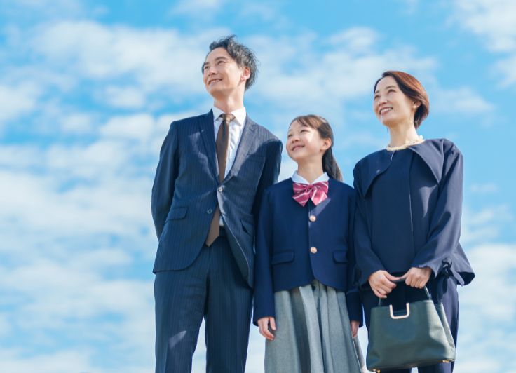 女子学生と両親