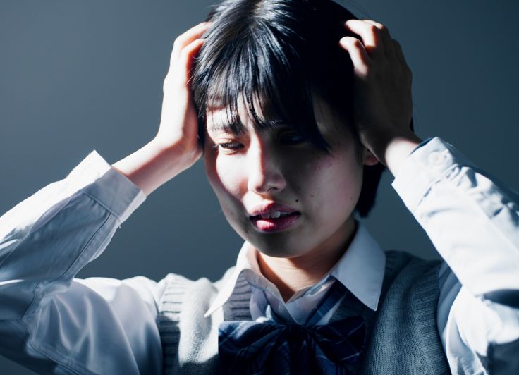 頭を抱えている学生
