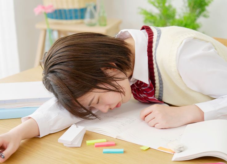 疲れて寝ている学生