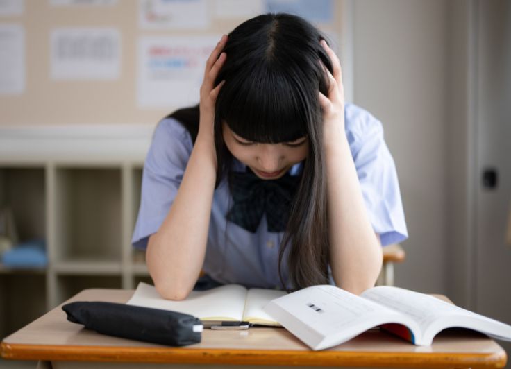 頭を抱えている学生