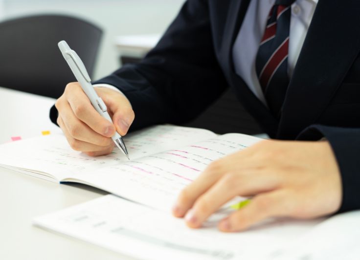 勉強している学生