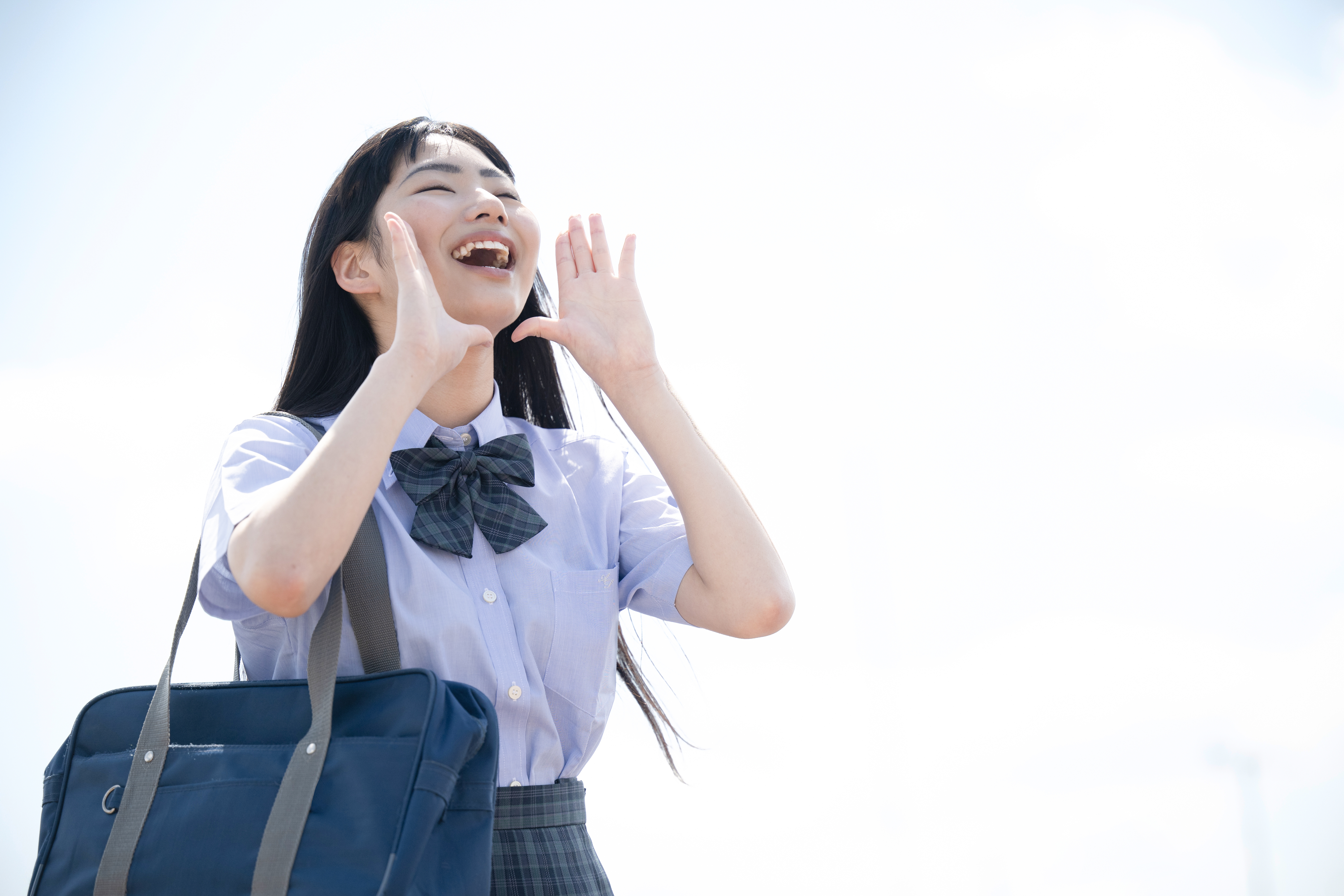 空に叫んでいる学生