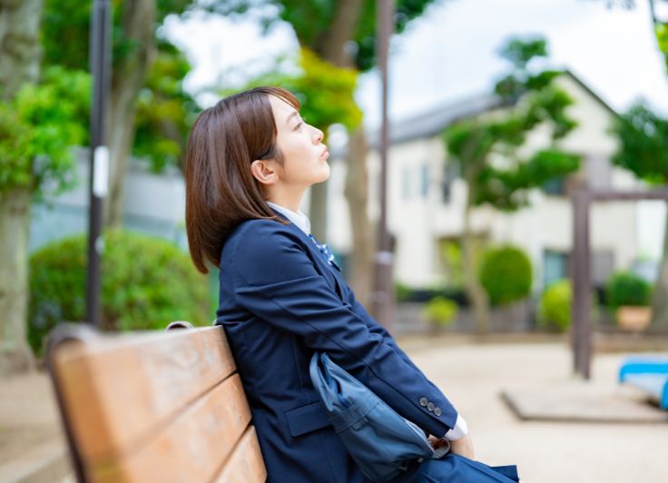 ベンチに座っている学生