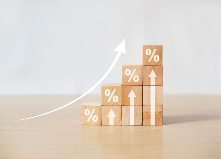 パーセントがあがっていることを示す木のブロック