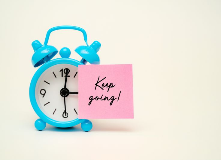 keepgoingと書かれた付箋と青い時計