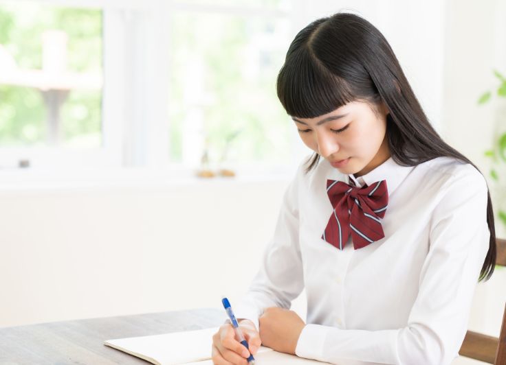 落ち着いて勉強する女子高生