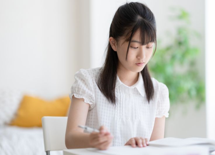 自宅で勉強する女の子