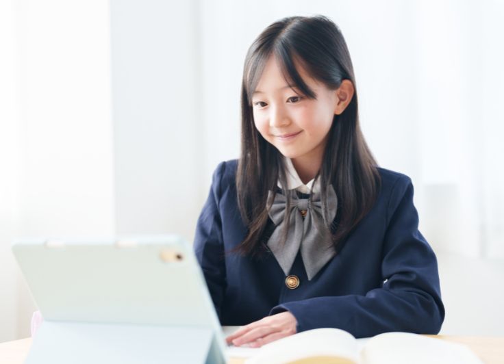 オンラインで勉強する女の子