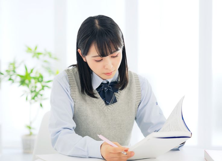 勉強している女子高生