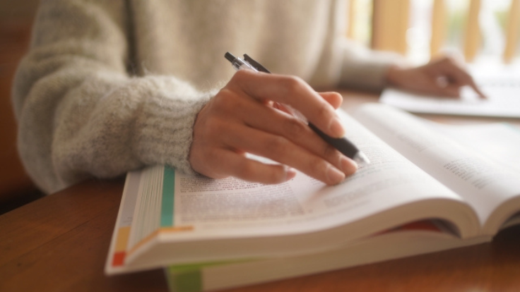 テスト勉強をする生徒