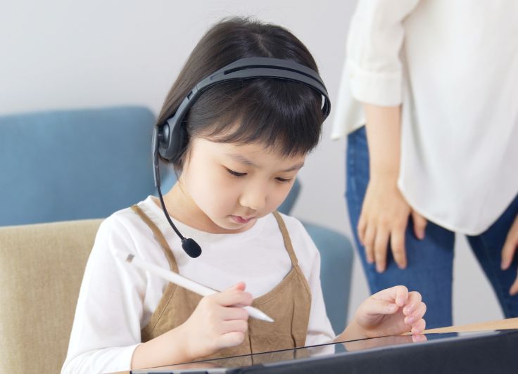 タブレットで勉強する女の子