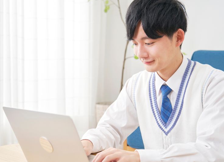 PCで勉強する男子学生