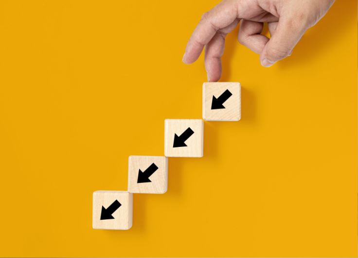 下を指すやじるし