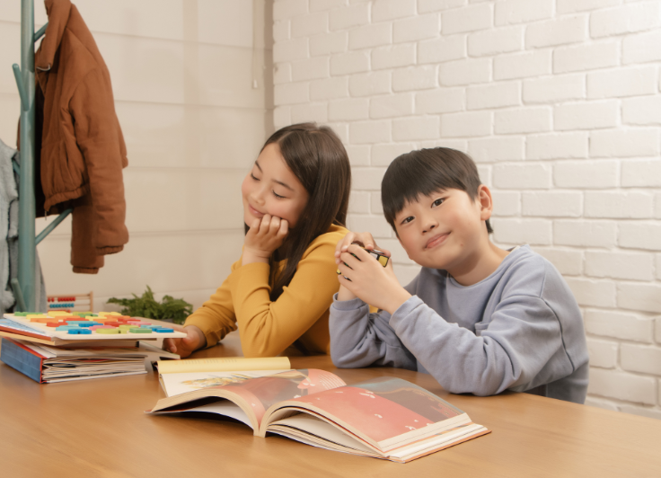 学習机に座る男女の子供