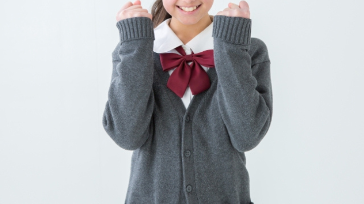 ガッツポーズをする女子生徒