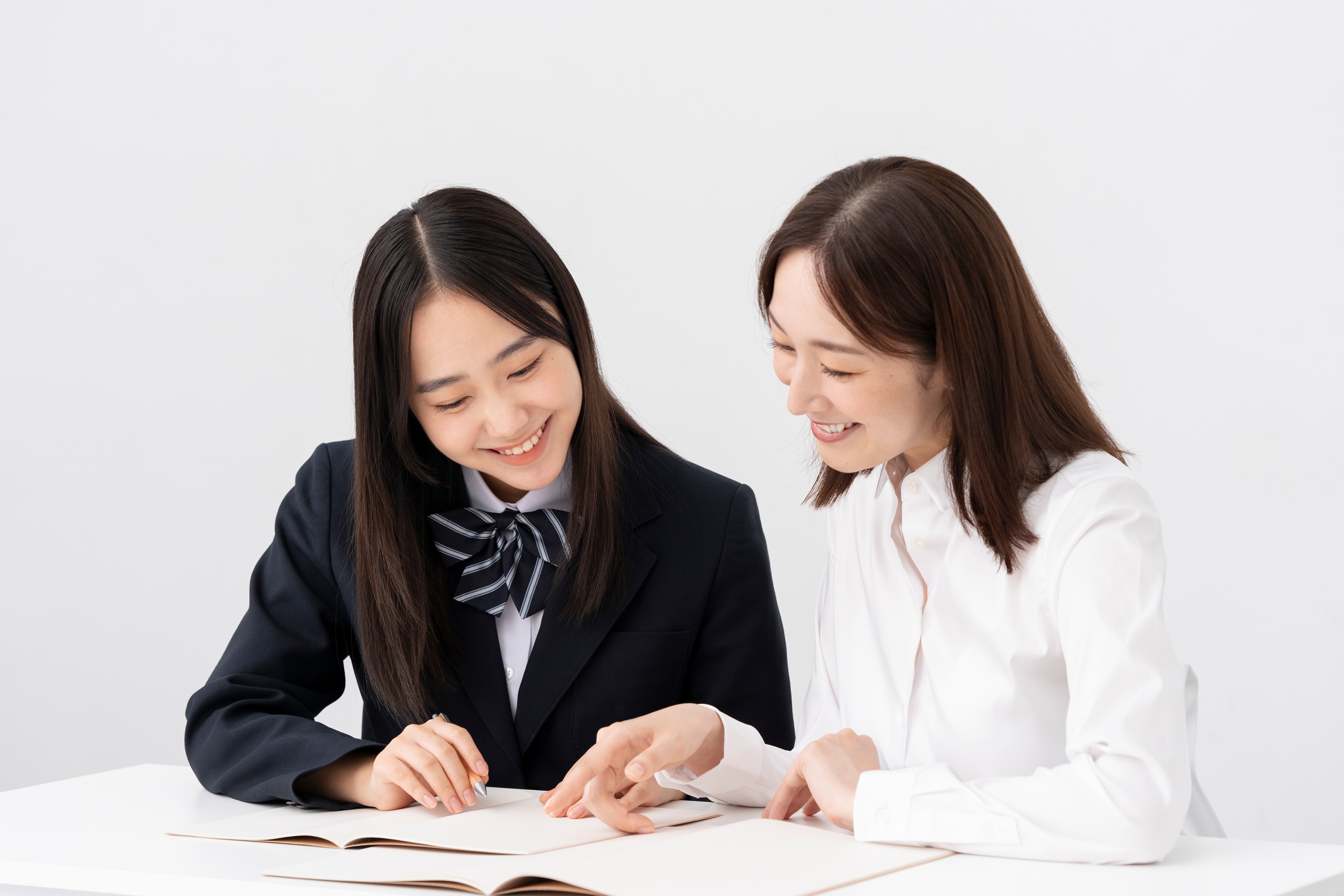 先生と生徒がテキストを見ている