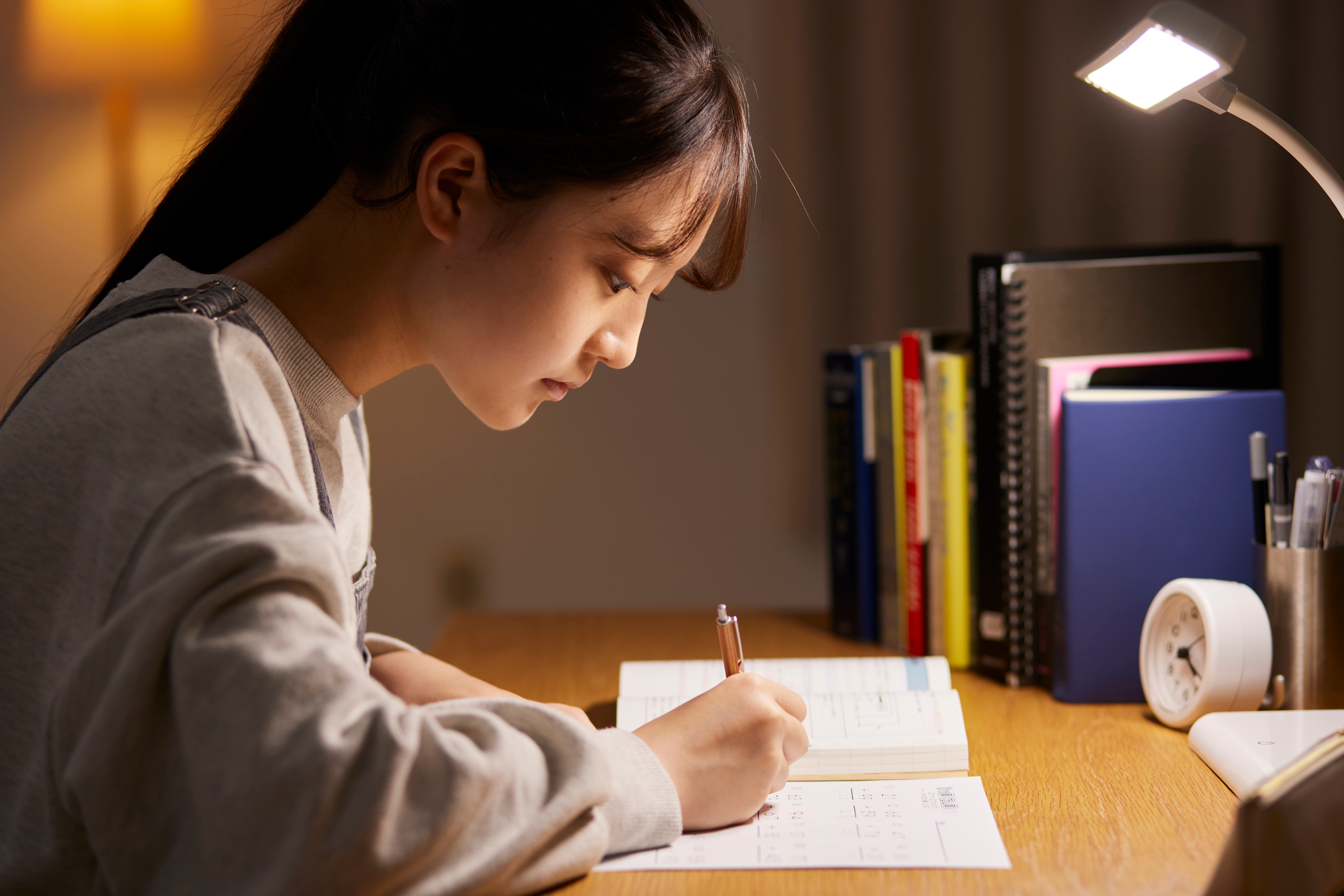 自宅で勉強をする女子生徒