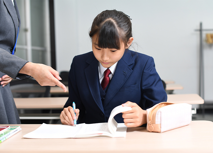 費用について考える男性