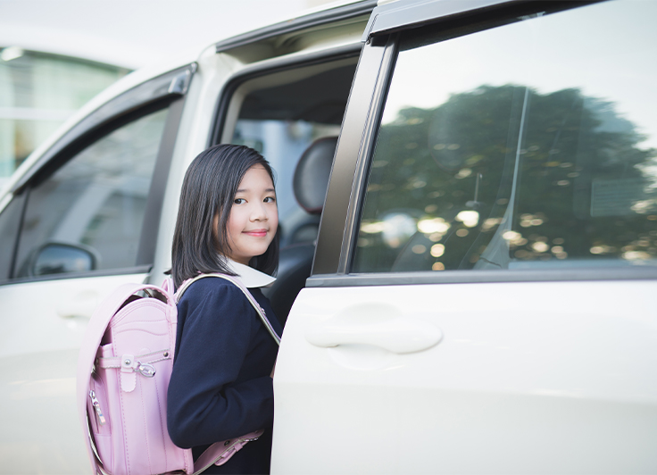 車に乗る小学生