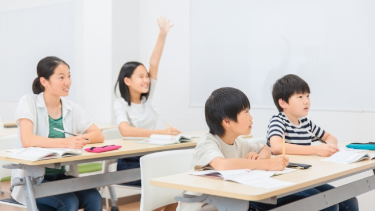 学校で授業を受ける生徒