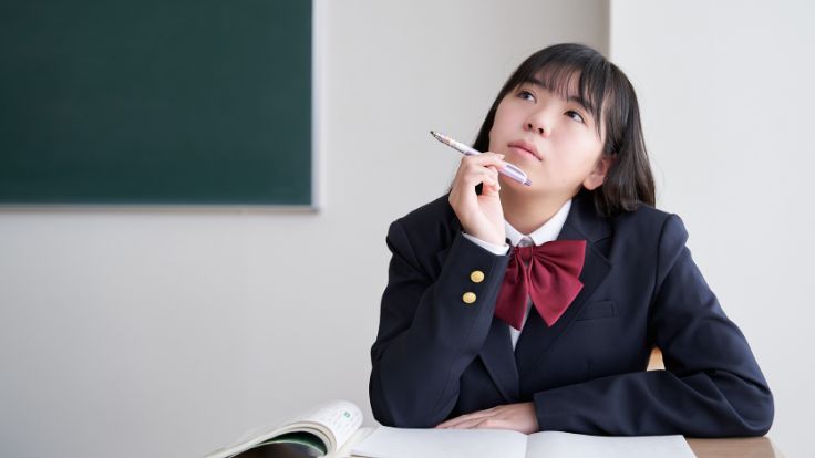 悩んでいる女子学生