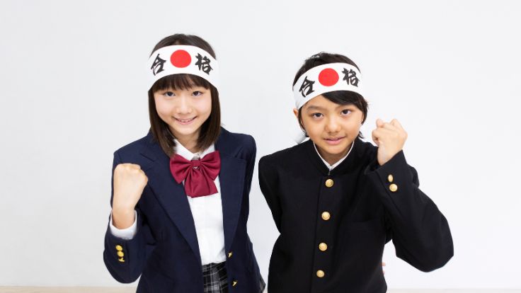 ガッツボーズをする男女