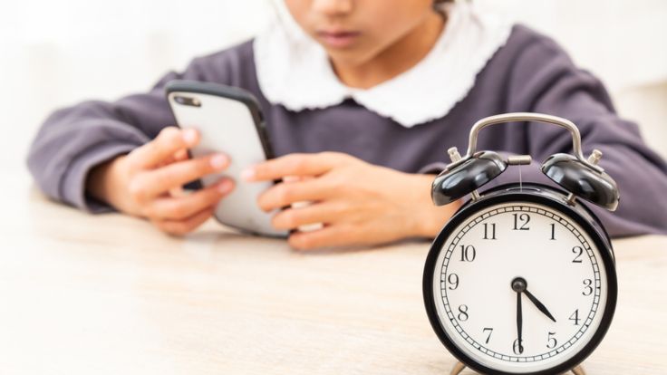 時間になるまでスマホをする子供