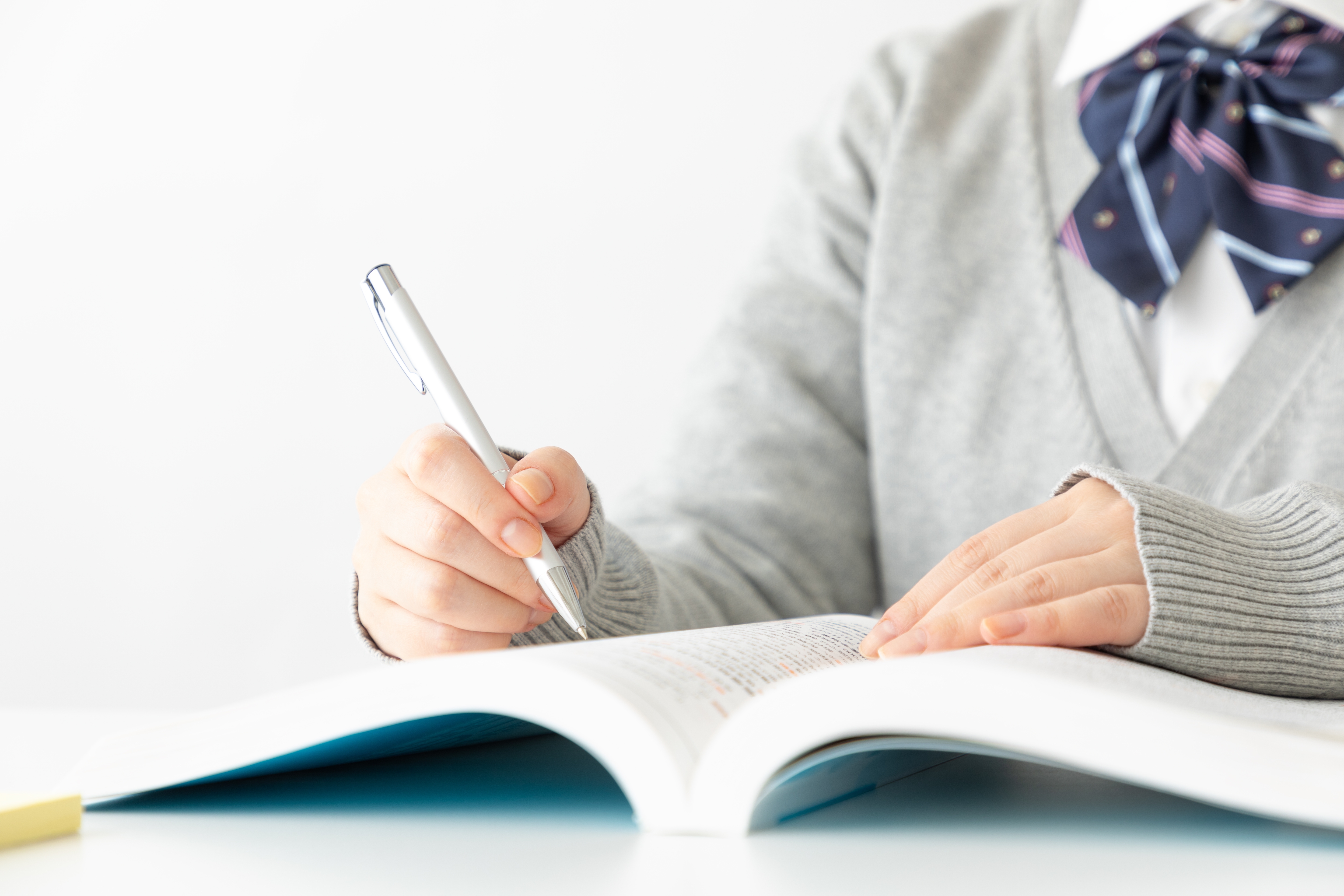 勉強している学生